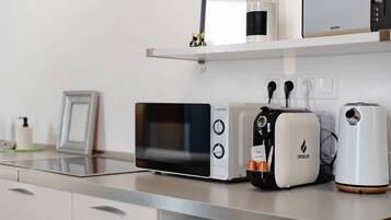 Refrigerador, microondas, parrilla de estufa y cafetera y tetera
