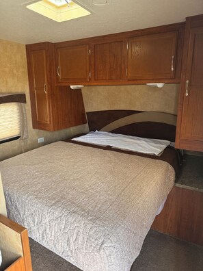 1 dormitorio y ropa de cama