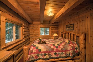 Bed sheets - Relax in a cozy log cabin on a beautiful ranch just northeast of Sandpoint. (Sandpoint)