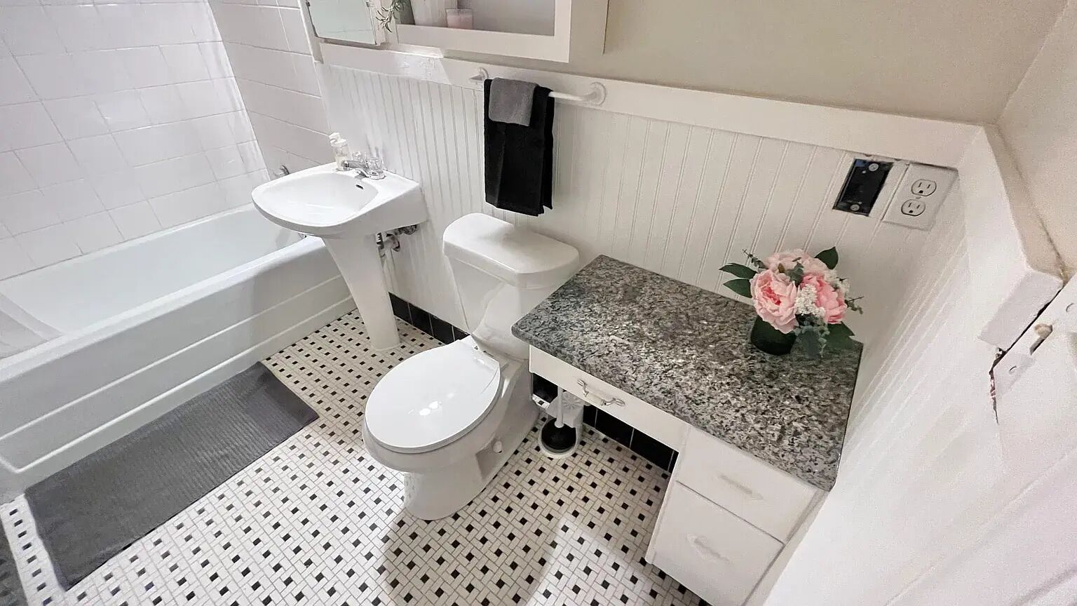 Séchoir à cheveux, serviettes fournies, savon, papier de toilette