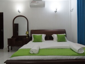 3 bedrooms, iron/ironing board, internet, bed sheets