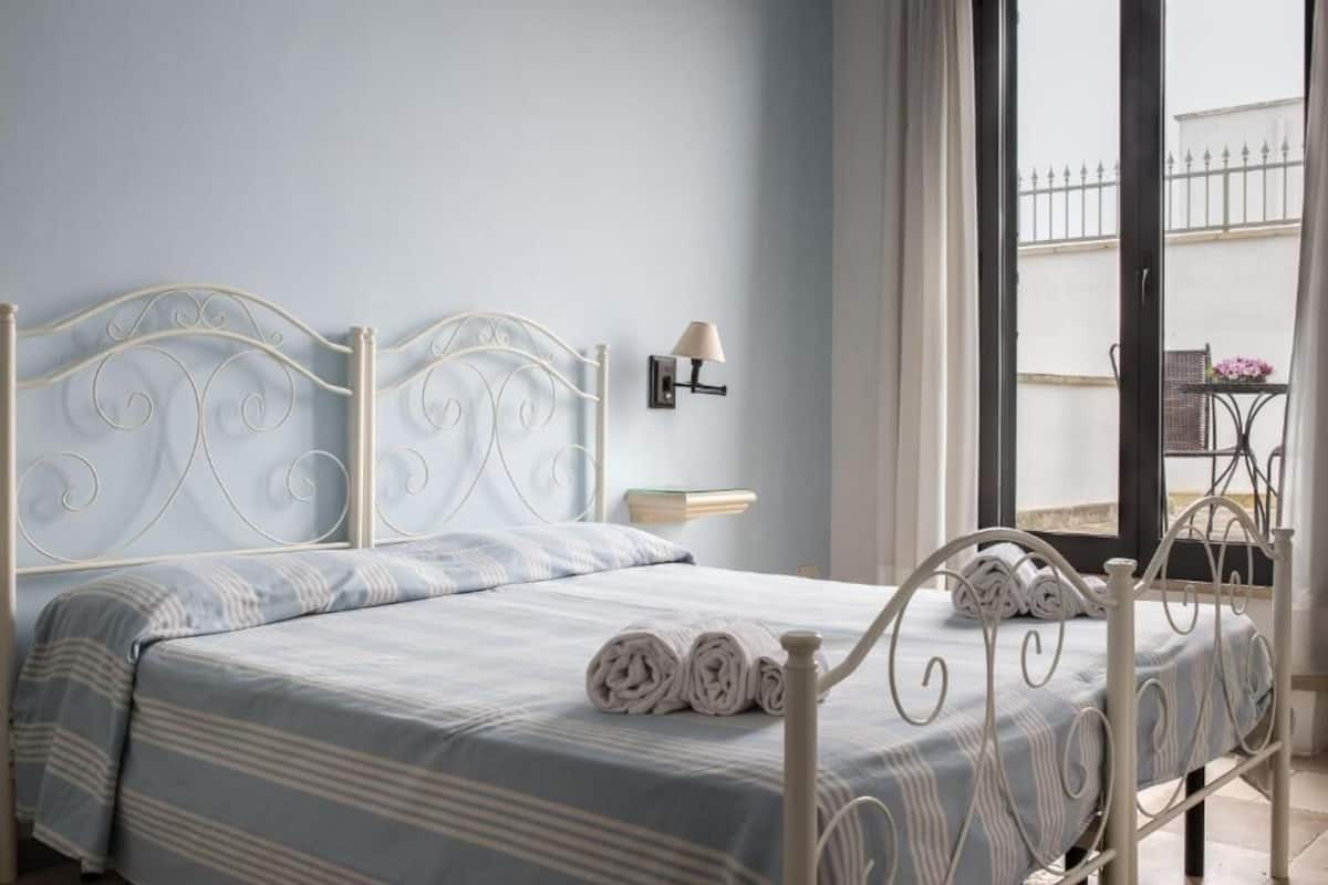 Habitación con 1 cama doble o 2 individuales, balcón | Caja fuerte, escritorio, wifi gratis