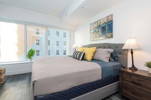 3 bedrooms, iron/ironing board, WiFi, bed sheets - 3BR spacious Urban High-Rise w/Pool and Views (Los Angeles)