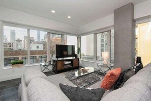 TV, offices - 3BR spacious Urban High-Rise w/Pool and Views (Los Angeles)