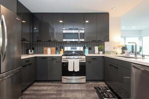 Fridge, microwave, oven, stovetop - 3BR spacious Urban High-Rise w/Pool and Views (Los Angeles)