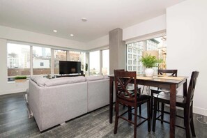 Interior - 3BR spacious Urban High-Rise w/Pool and Views (Los Angeles)
