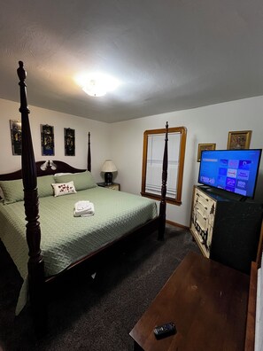 Room - Spacious 4-bedroom house in beautiful Campbell with AC and gym (Campbell)