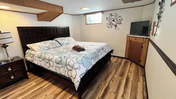 4 bedrooms, iron/ironing board, WiFi, bed sheets