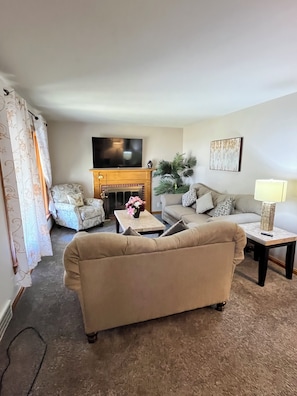 Smart TV, fireplace, table football - Spacious 3 level 4-bedroom house- 2 Full kitchens-2 king beds and 3 queen beds. (Campbell)