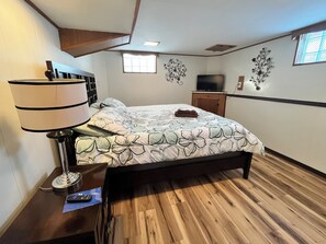 4 bedrooms, iron/ironing board, WiFi, bed sheets - Spacious 3 level 4-bedroom house- 2 Full kitchens-2 king beds and 3 queen beds. (Campbell)