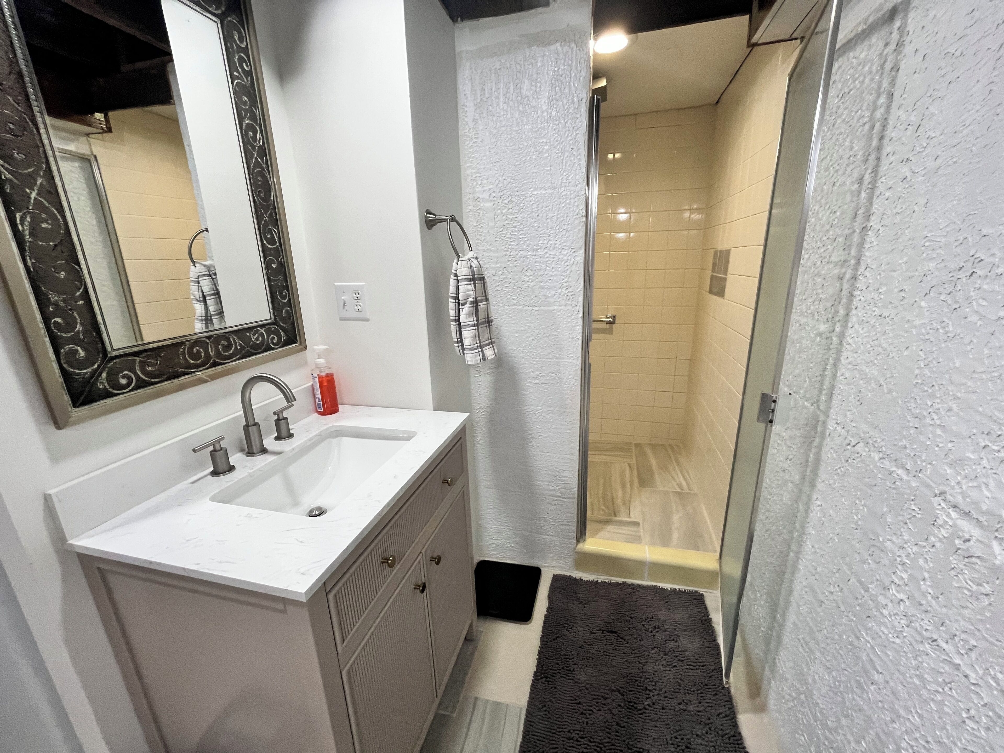 Haartrockner, Handtücher, Seife, Toilettenpapier