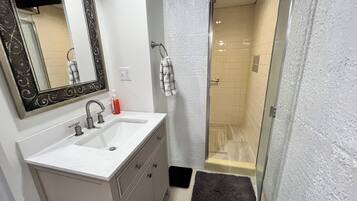 Haartrockner, Handtücher, Seife, Toilettenpapier