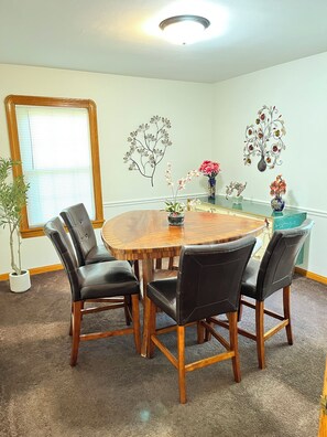 Dining - Spacious 4-bedroom house in beautiful Campbell with AC and gym (Campbell)