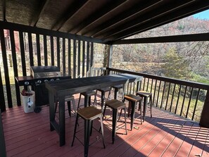 Outdoor dining - Great Smoky Mountain Cabin - Spring Outdoor Fun & Adventure (Bryson City)
