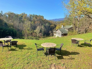 Outdoor dining - Great Smoky Mountain Cabin - Spring Outdoor Fun & Adventure (Bryson City)