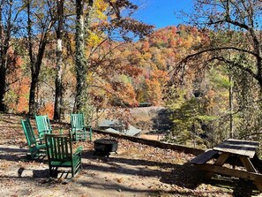 Outdoor dining - Great Smoky Mountain Cabin - Spring Outdoor Fun & Adventure (Bryson City)