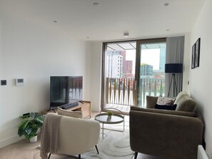 Living area - Northern Quarter | Modern Flat w/Balcony & Ensuite (Manchester)