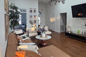 Living area - Spacious Luxury 8BR Masters Rental - Sleeps Large Groups (Evans)