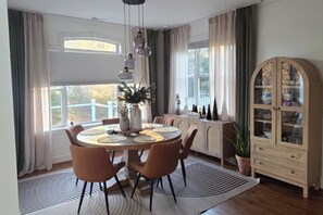 Dining - Spacious Luxury 8BR Masters Rental - Sleeps Large Groups (Evans)