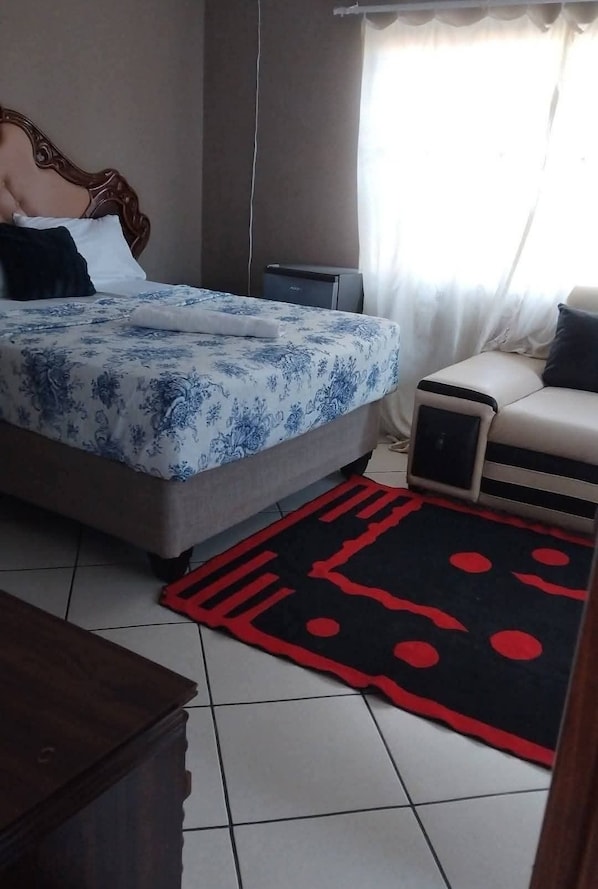 5 habitaciones, tabla de planchar con plancha, wifi y ropa de cama 