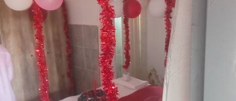 5 bedrooms, iron/ironing board, WiFi, bed sheets