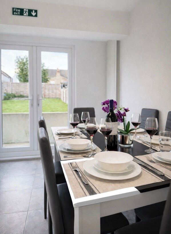 Dining - Large 4BR House, Contractors, Free Parking! - Croydon (London)