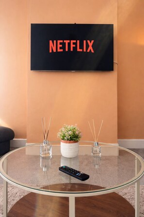 Interior - Large 4BR House, Contractors, Free Parking! - Croydon (London)