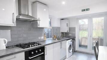 Kylskåp, mikrovågsugn, ugn och vattenkokare