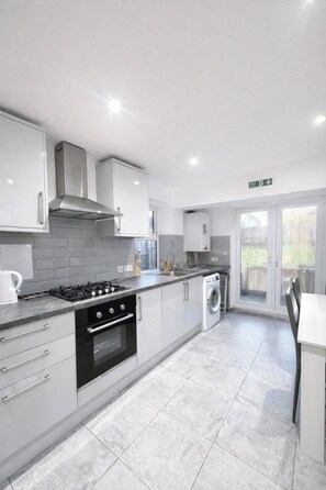 Fridge, microwave, oven, electric kettle - Large 4BR House, Contractors, Free Parking! - Croydon (London)