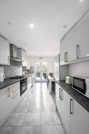 Fridge, microwave, oven, electric kettle - Large 4BR House, Contractors, Free Parking! - Croydon (London)