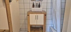 Studio, Balkon, Stadtblick | Badezimmer