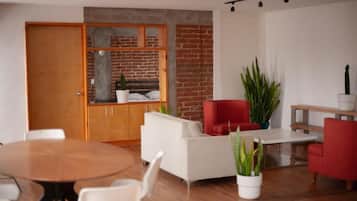 Studio, Balcony, City View | Interior