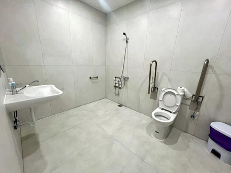 Dormitorio condiviso Comfort | Bagno | Asciugacapelli, asciugamani, sapone, shampoo. Hostel Travelers Inn