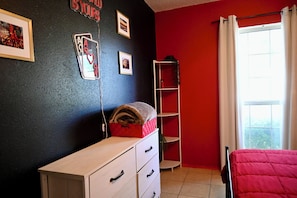 3 bedrooms, WiFi, bed sheets, wheelchair access - Spacious 3BR Furnished Home: Bar, Sunroom & Bonus Rooms (Live Oak)