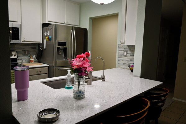 Microwave, oven, stovetop, dishwasher - Spacious 3BR Furnished Home: Bar, Sunroom & Bonus Rooms (Live Oak)