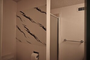 Douche, serviettes fournies, savon, papier toilette