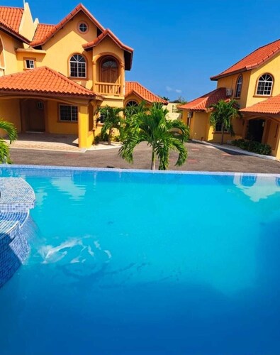 Poolside Serenity Villa – Near MBJ Airport, Beach & Shopping