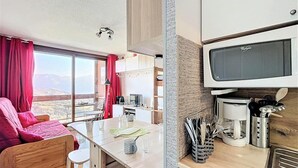 Interior - 100m from ski slopes, 18th floor, view mountain, swimming pool, balcony, tv, ski locker, 22m² (Le Corbier)