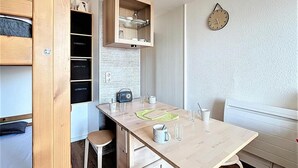Interior - 100m from ski slopes, 18th floor, view mountain, swimming pool, balcony, tv, ski locker, 22m² (Le Corbier)