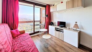 Living area - 100m from ski slopes, 18th floor, view mountain, swimming pool, balcony, tv, ski locker, 22m² (Le Corbier)