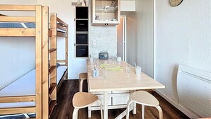 Dining - 100m from ski slopes, 18th floor, view mountain, swimming pool, balcony, tv, ski locker, 22m² (Le Corbier)