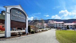 A sign for South Mountain Resort with a clear sky and mountains in the background. - 2BR/2BA South Mountain Condo – Fireplace, Pool, Near Loon Ski Area (Lincoln)