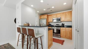 Réfrigérateur, four, plaque de cuisson, lave-vaisselle