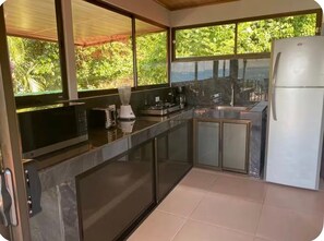 Microwave, stovetop - THE RANCH OVERLOOKING THE PACIFIC OCEAN (Quepos)