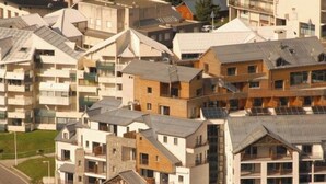 Ett bostadsområde med flerfamiljshus, vissa med synliga balkonger och solpaneler.