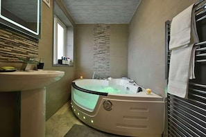 Bathroom - Elegant Cottage With Hot Tub (Manchester)