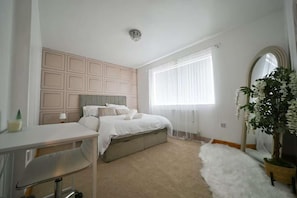 2 bedrooms, iron/ironing board, free WiFi, bed sheets - Elegant Cottage With Hot Tub (Manchester)