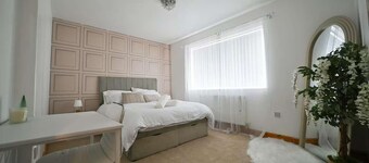 Elegant Cottage With Hot Tub