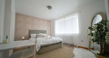 Elegant Cottage With Hot Tub