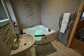 Shower, deep soaking tub, hair dryer, towels - Elegant Cottage With Hot Tub (Manchester)